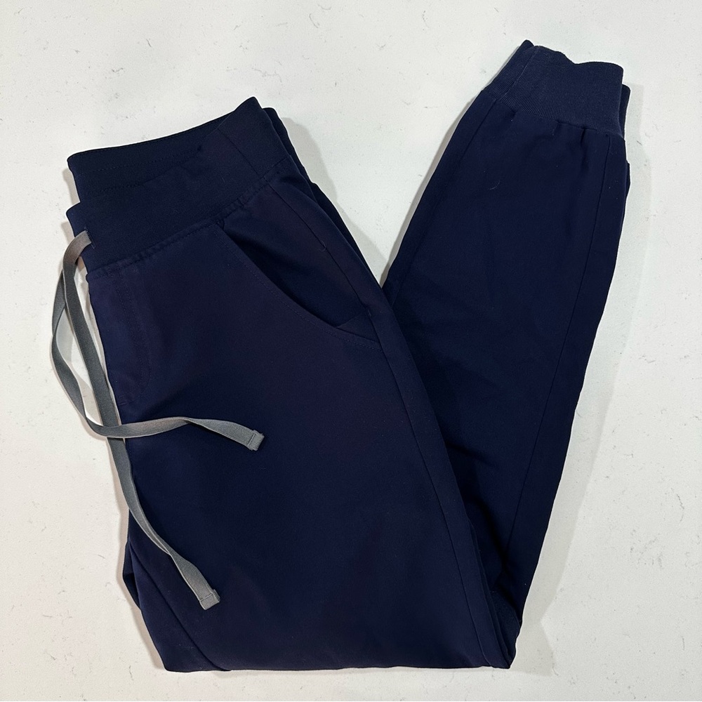 FIGS Scrub Set Catarina One Pocket Top & Zamora Joggers - Size XS - Picture 13 of 14